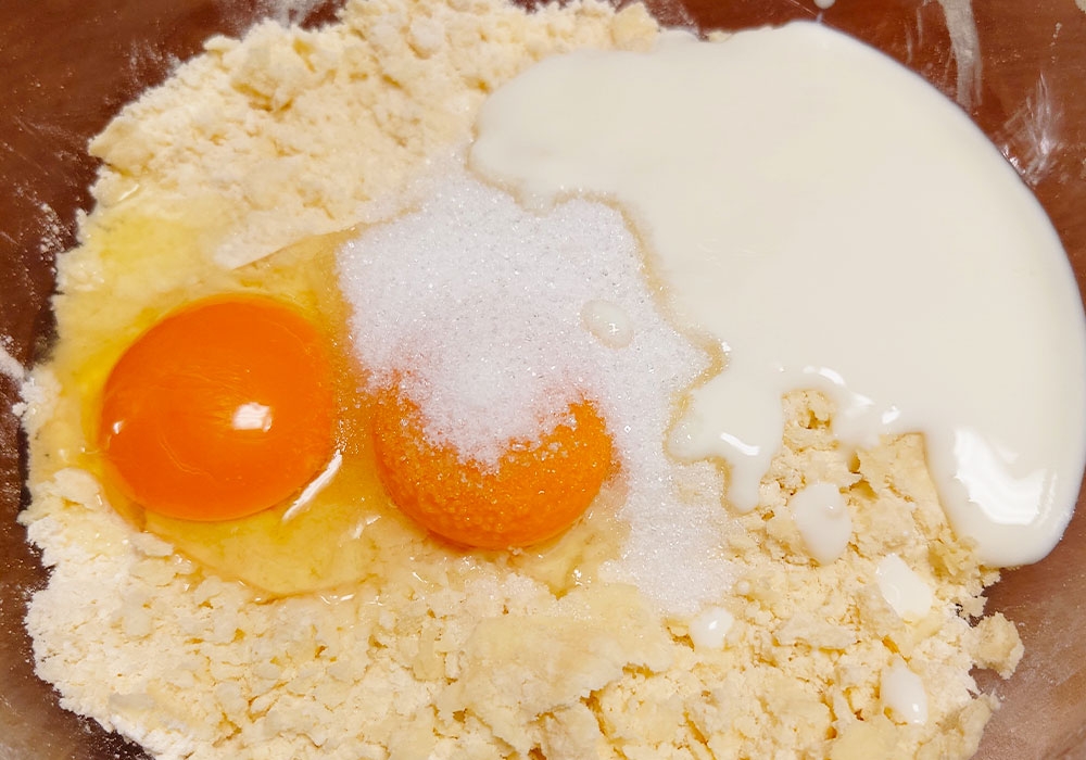 バターと生地が混ざったら、他の材料も全て加えて混ぜる(Munenori Umeki / BuzzFeed)