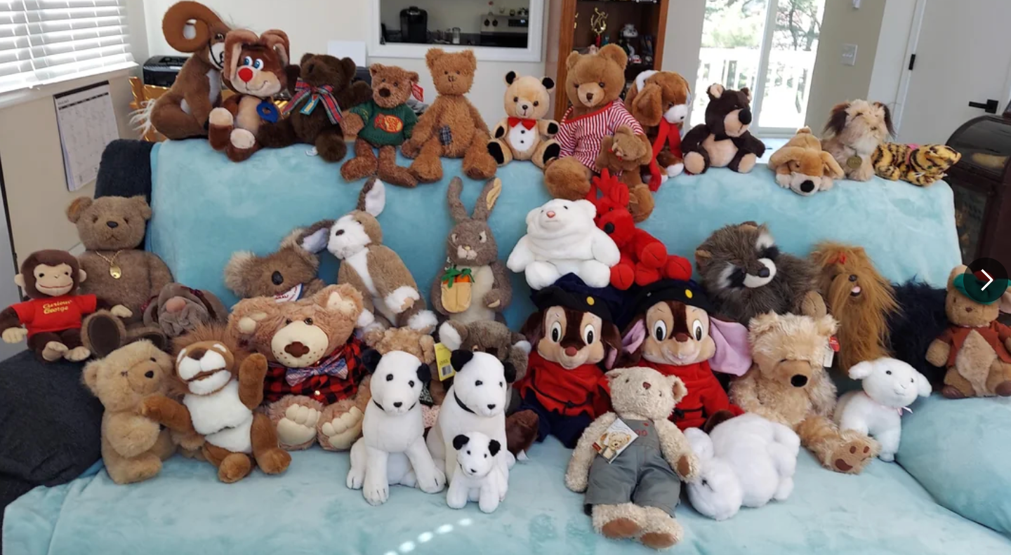The image shows a large collection of stuffed animals on a couch, including bears and dogs, with a detailed Reddit post describing the collection