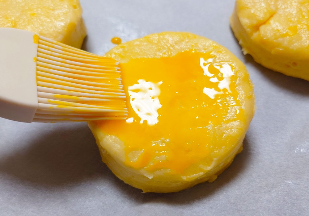 卵黄を塗ると焼き上がりが美しくなるらしい(Munenori Umeki / BuzzFeed)