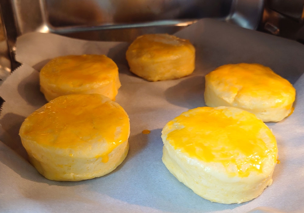 成功を祈りつつオーブンの蓋を閉める(Munenori Umeki / BuzzFeed)