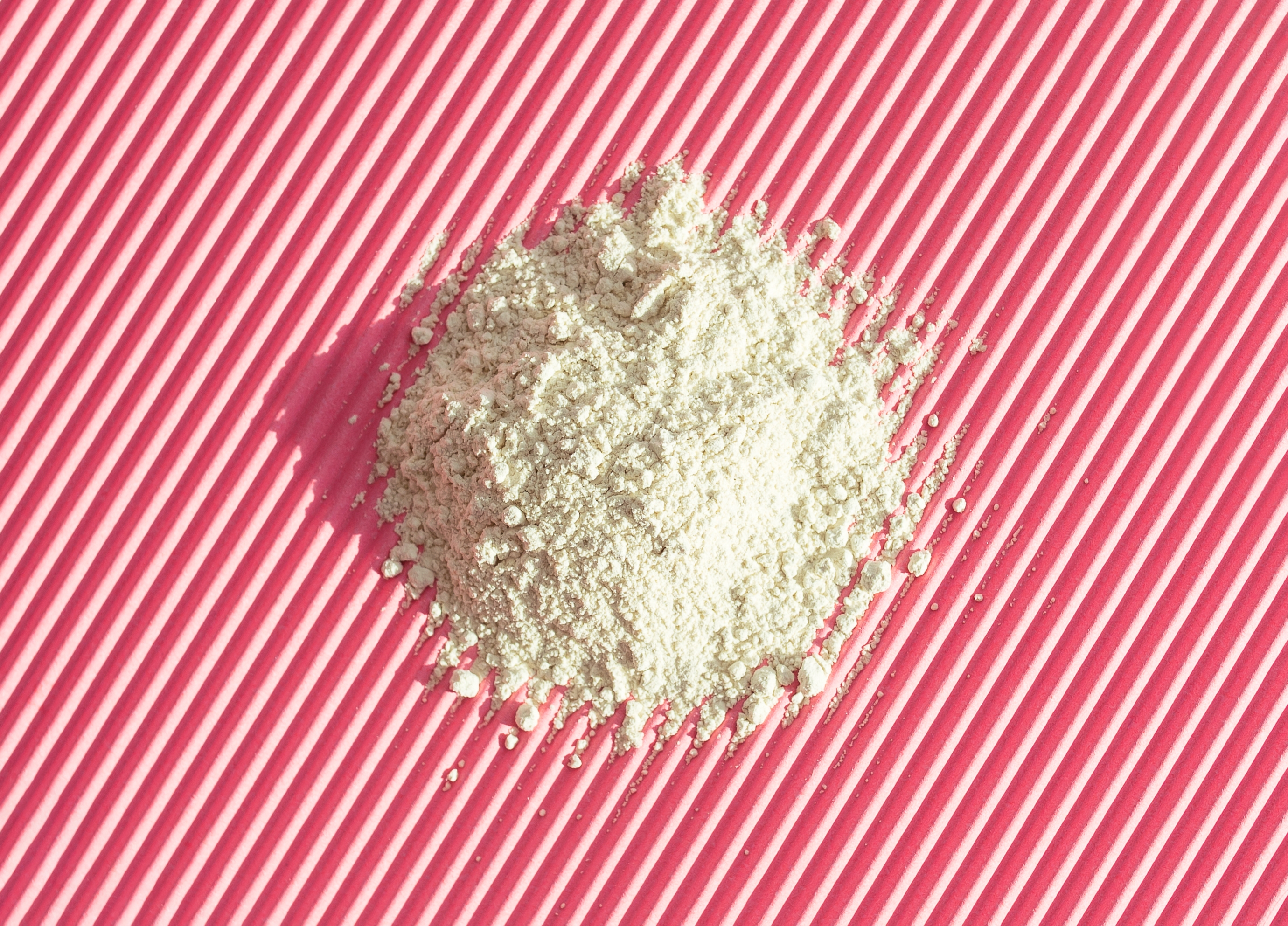 En haug med pulverisert stoff på en stripet overflate