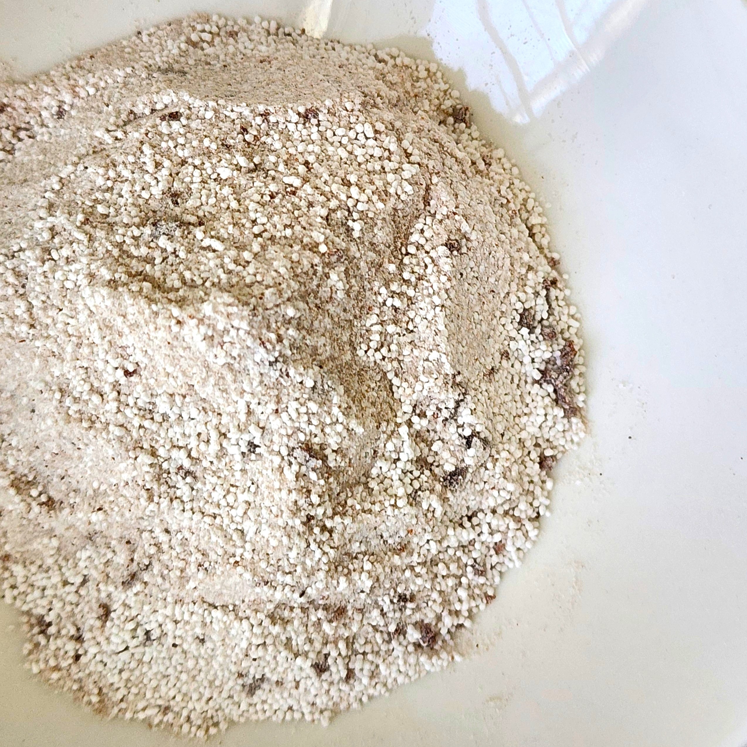 ボウルに入った複合粉のクローズアップ。