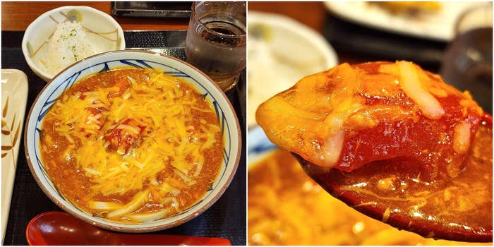 チーズがトッピングされたカレーうどんの丼と一口サイズにすくったカレーうどんのクローズアップ。