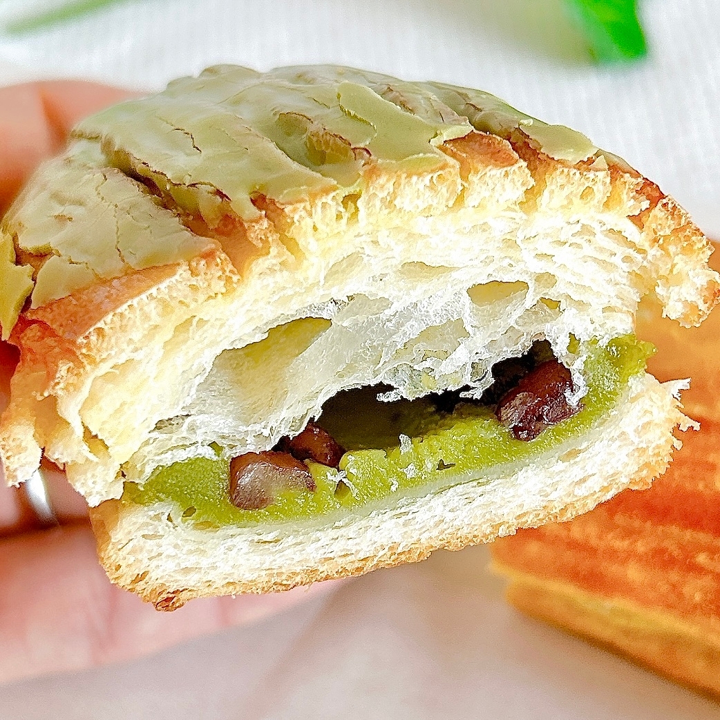 ローソンの「バター香るパンスイス 抹茶&あずき」