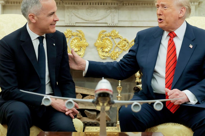 男性2人が応接室で対話。1人はスーツ、もう1人は青いスーツに赤いネクタイを着用。テーブル上に模型飛行機。