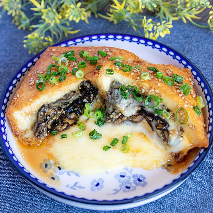 チーズがとろけた厚揚げの断面。ネギがトッピングされ、見た目が美味しそうです。