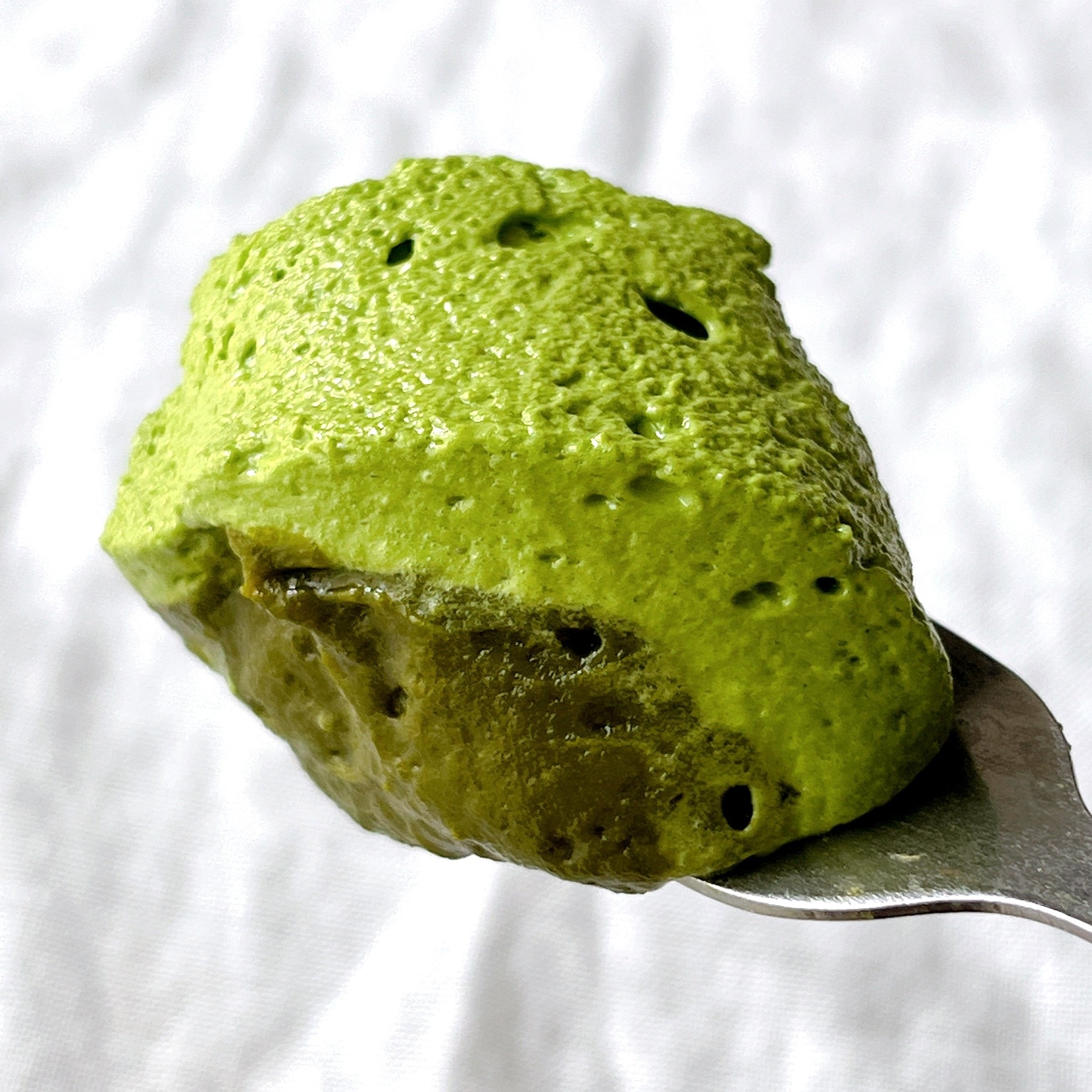 ローソンの「Uchi Café×森半 濃いお抹茶ロールケーキ(お抹茶ソース入り)」