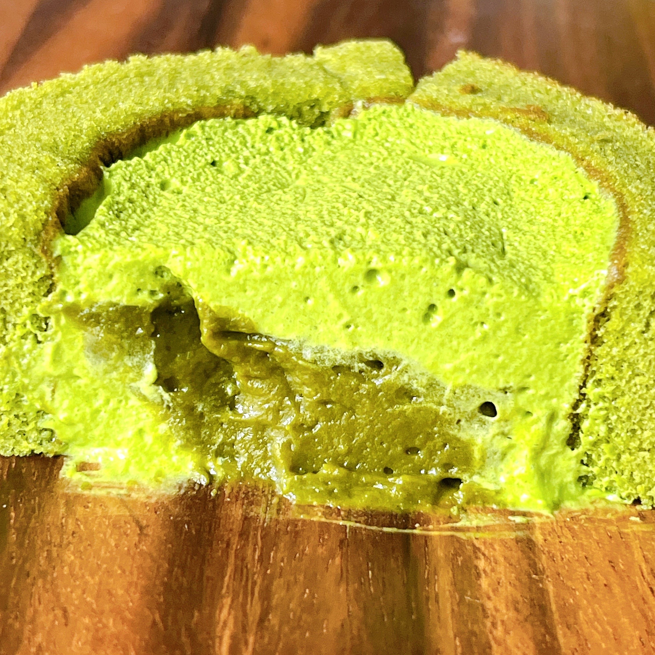 ローソンの「Uchi Café×森半 濃いお抹茶ロールケーキ(お抹茶ソース入り)」