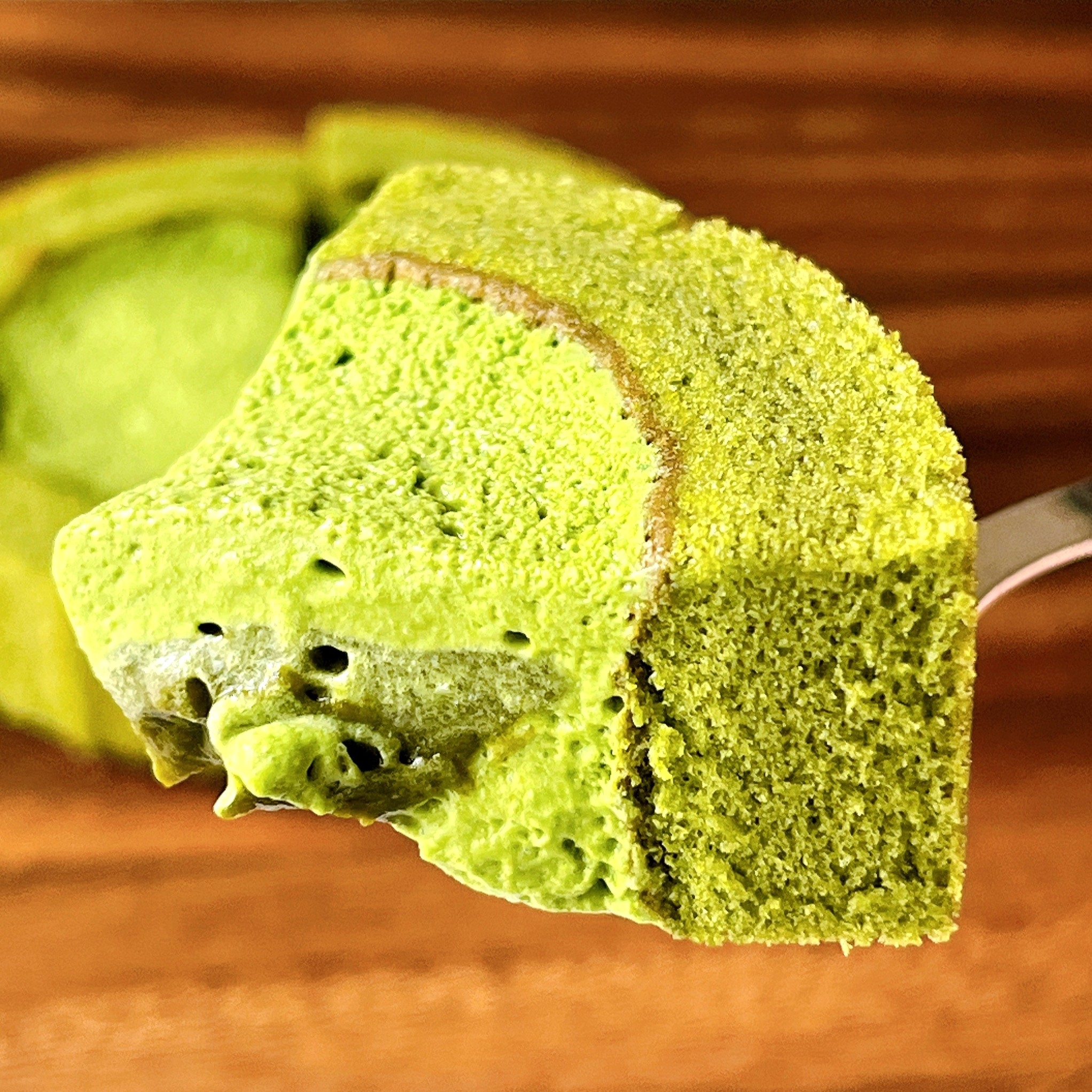 ローソンの「Uchi Café×森半 濃いお抹茶ロールケーキ(お抹茶ソース入り)」