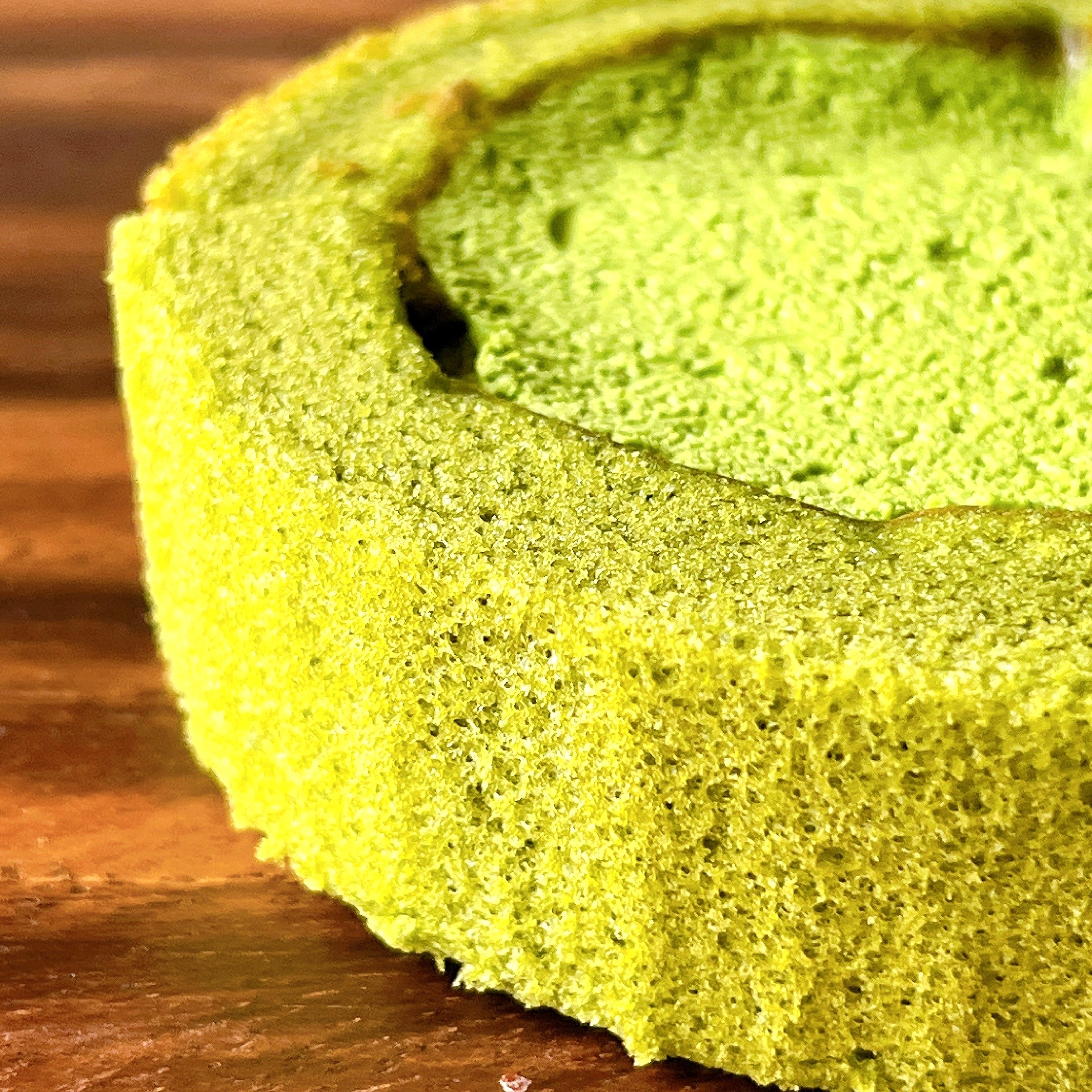 ローソンの「Uchi Café×森半 濃いお抹茶ロールケーキ(お抹茶ソース入り)」