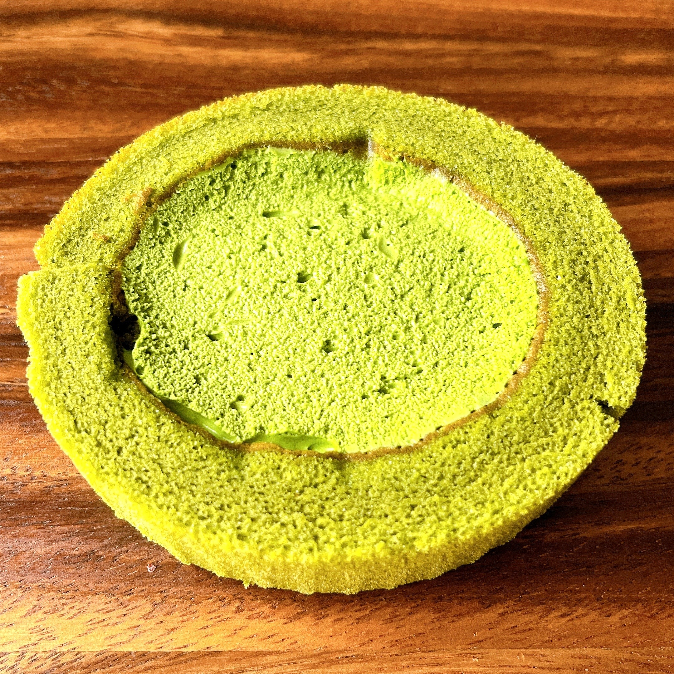 ローソンの「Uchi Café×森半 濃いお抹茶ロールケーキ(お抹茶ソース入り)」