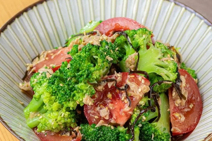 ブロッコリー、トマト、海藻のサラダが和風の器に盛られている。