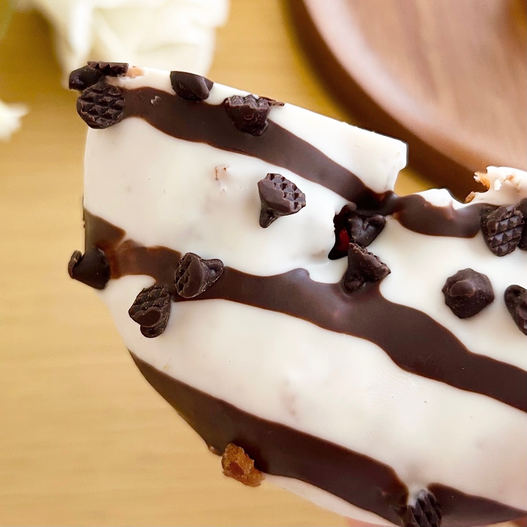 FamilyMart（ファミリーマート）の「チョコドーナツ（チョコ＆ホワイトチョコ）」