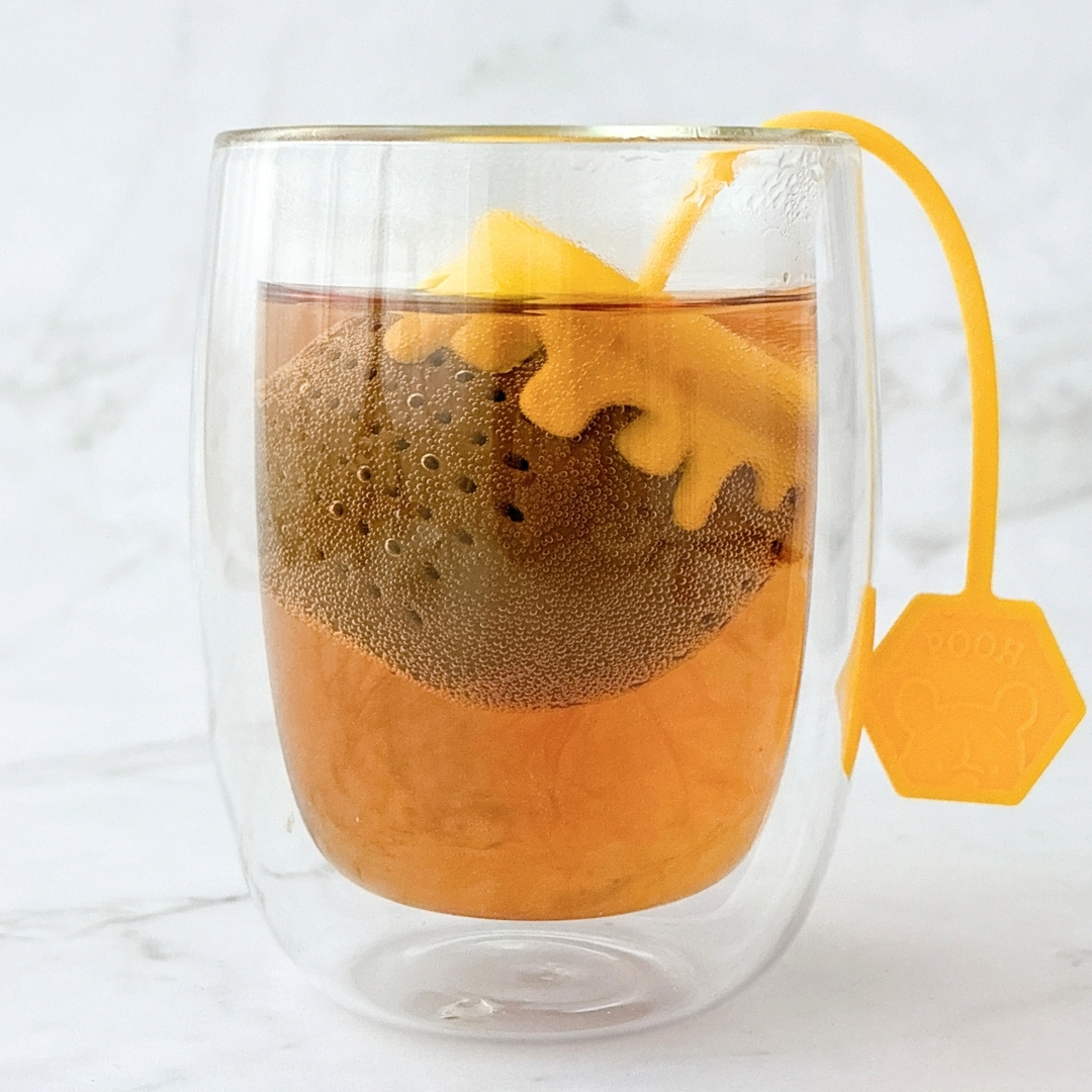 ガラスのカップに熱いお茶が注がれ、ティーバッグが浸されている。ティーバッグのタグには独特な形がある。