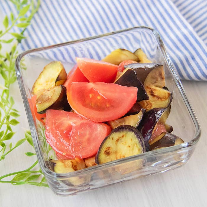 ガラスの器に盛られた焼きナスとトマトのマリネ。