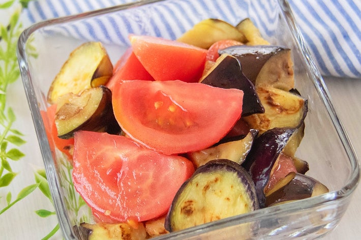 ガラスの器に盛られた焼きナスとトマトのマリネ。