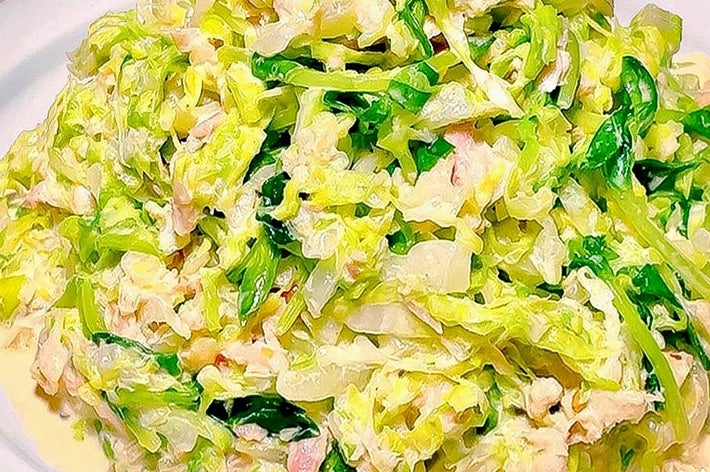 キャベツと肉の炒め物が白い皿に盛られている。