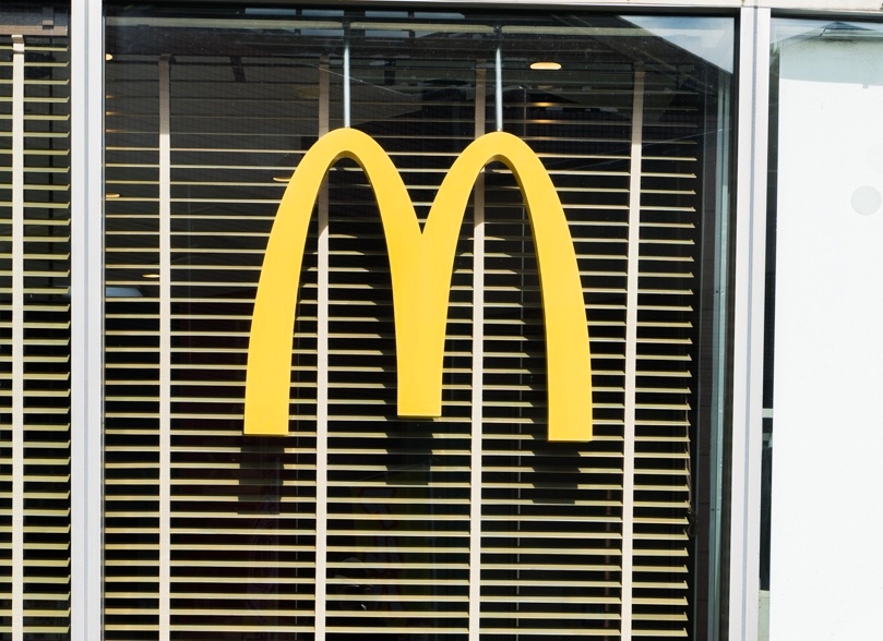 マクドナルドのロゴがガラスに映る店舗外観。