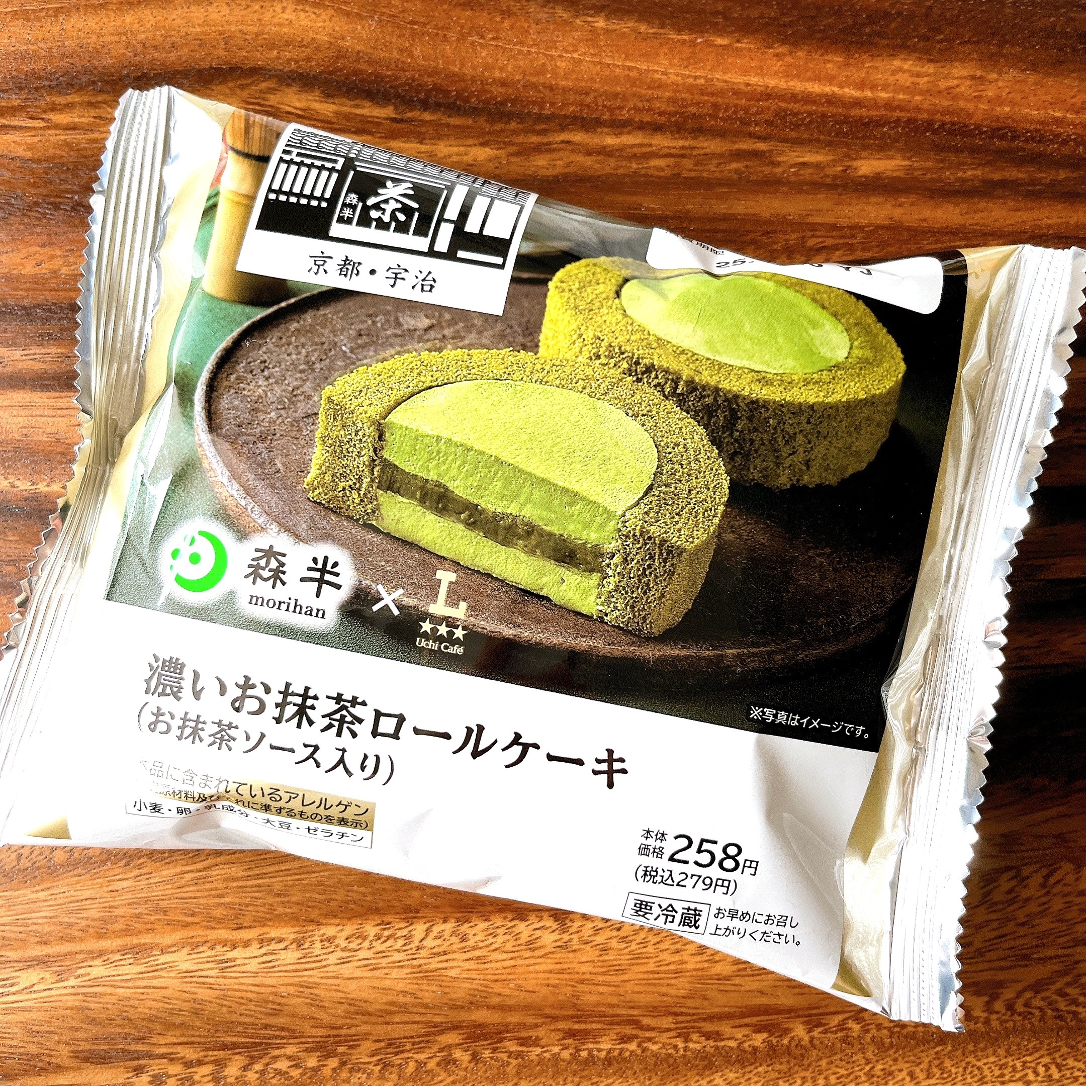 抹茶ロールケーキのパッケージ写真。抹茶クリームが詰まったロールケーキが切られて見えています。価格は税込258円。