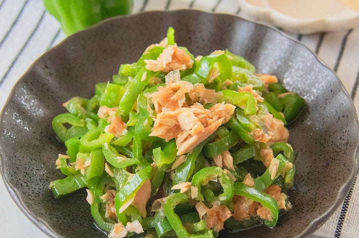 お皿に盛られたツナとピーマンとツナの副菜。