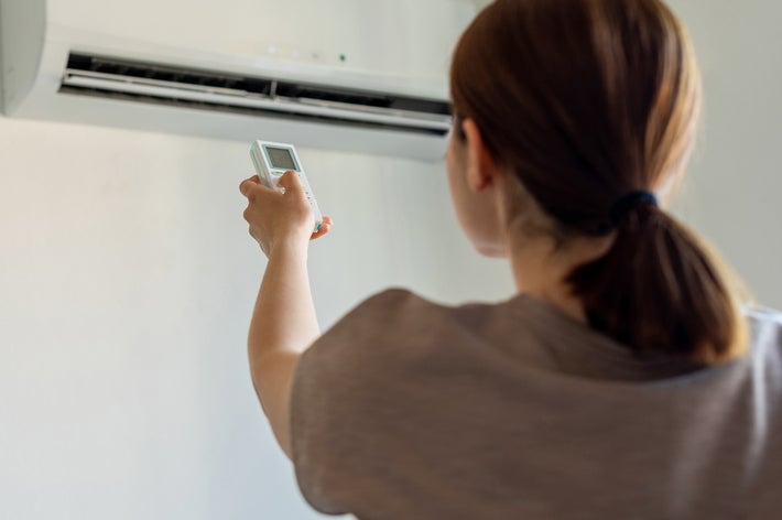エアコンを使用するイメージ(Bymuratdeniz / Getty Images)