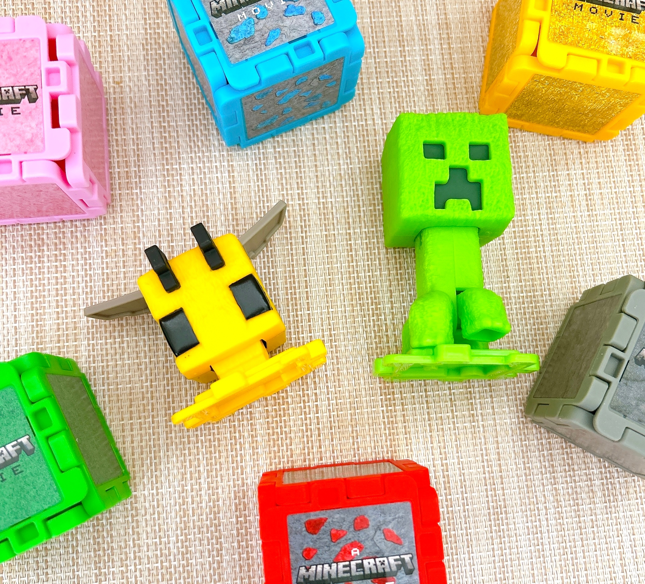 テーブル上に置かれた、マインクラフトのキャラクターフィギュアとブロック。