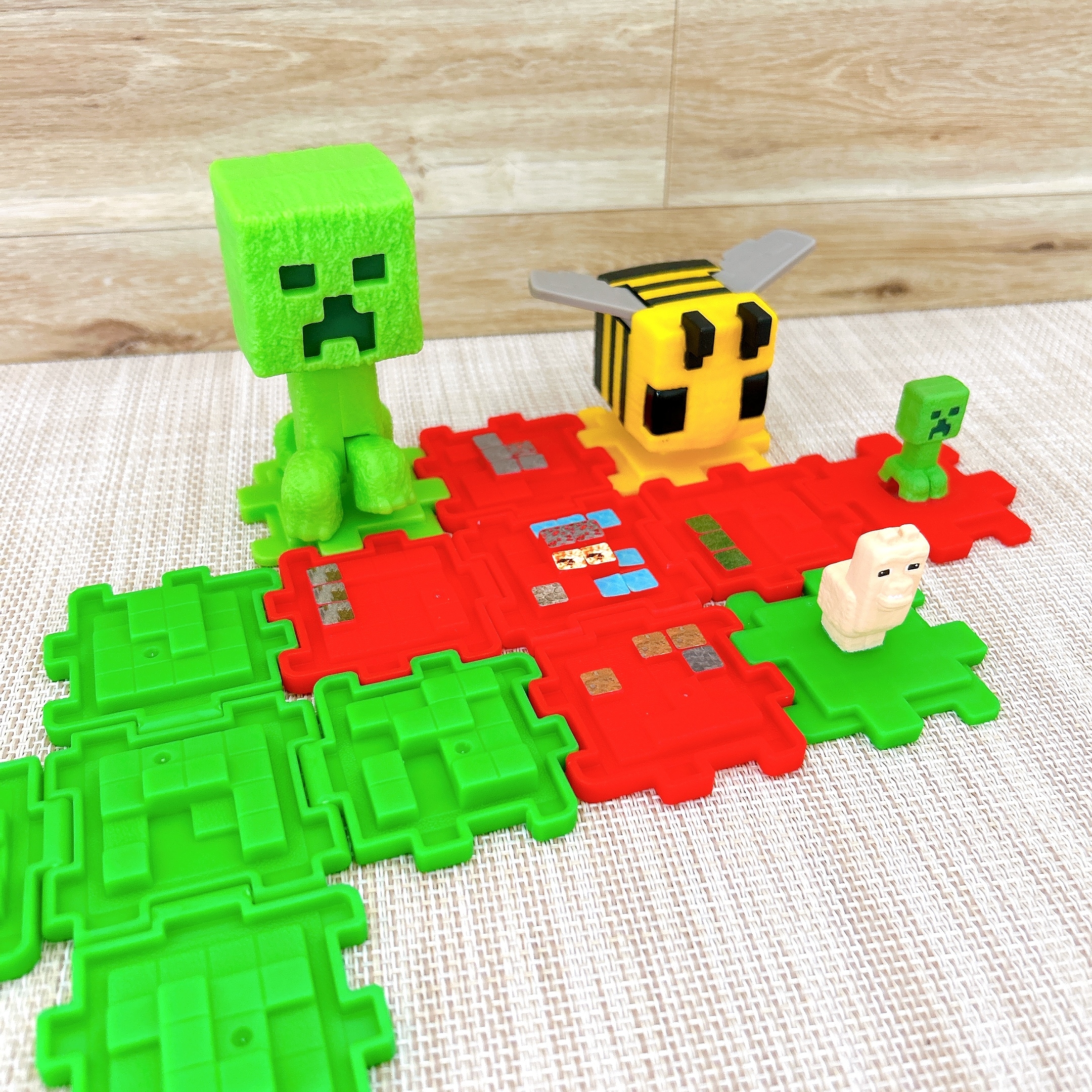 テーブル上に並べられたゲームピースやキャラクターフィギュア。ブロックが組み合わされています。