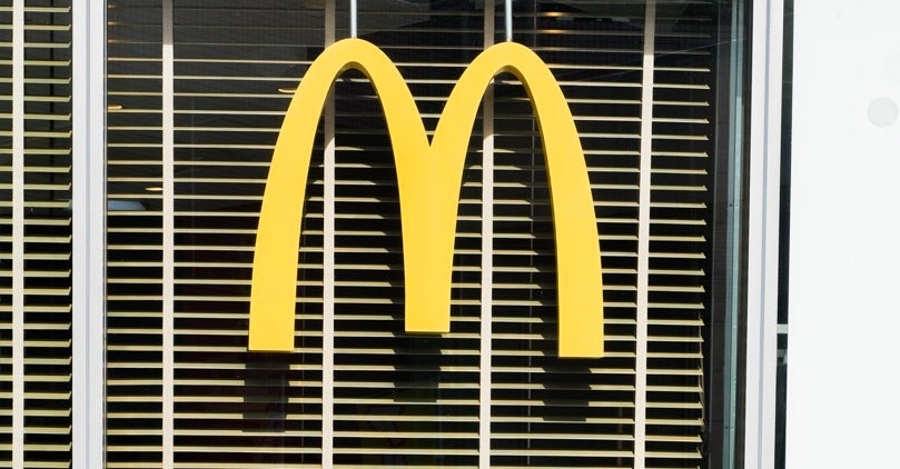 マクドナルドのロゴが窓に表示されています。