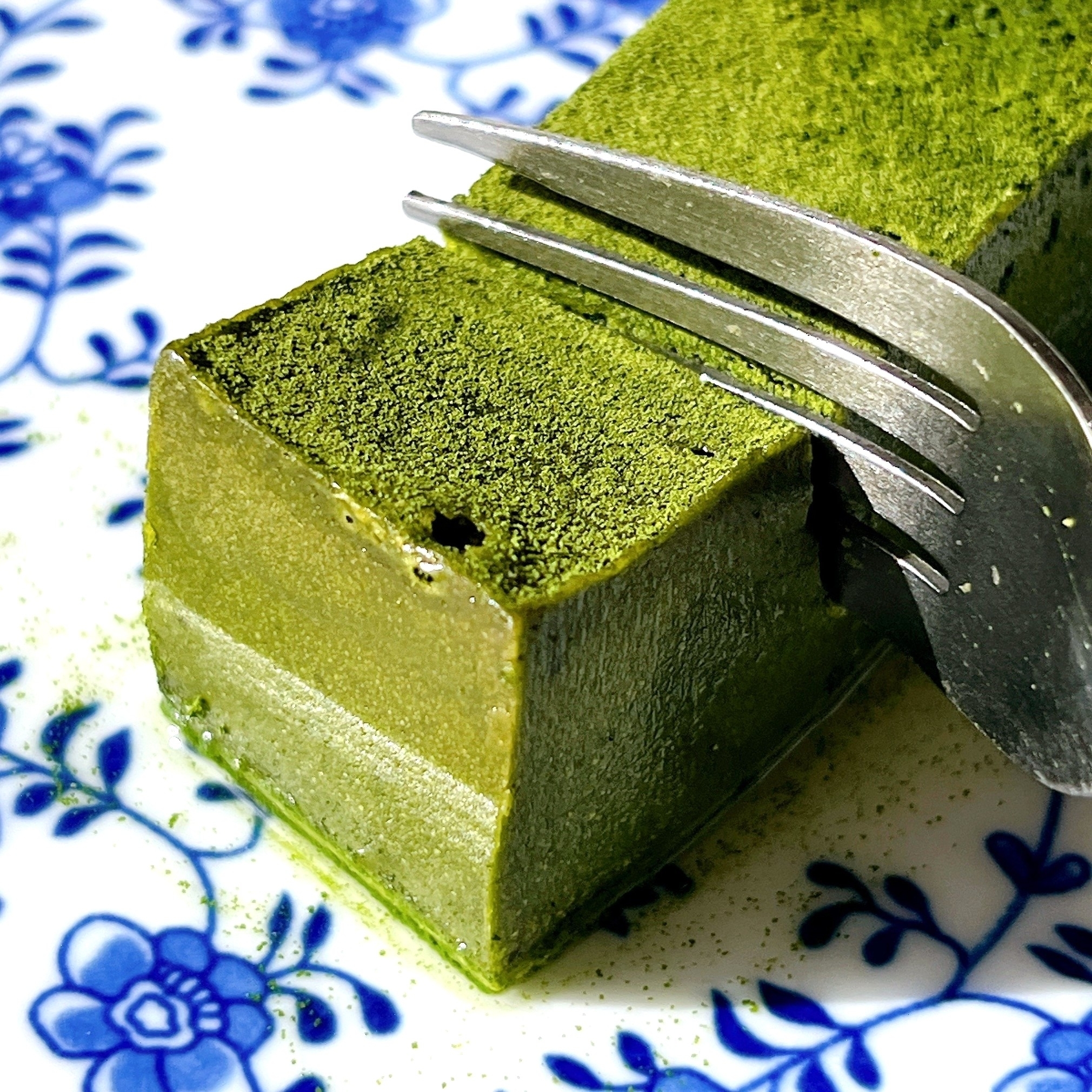 ローソンの「味の素冷凍食品 辻口博啓監修 狭山抹茶テリーヌ」