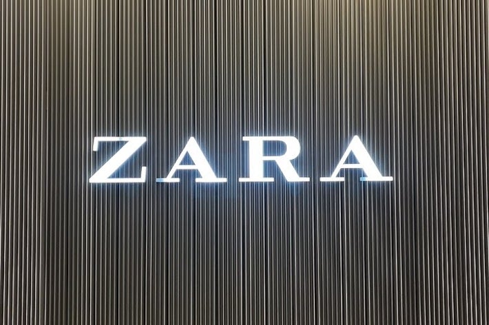 Zara sign on a textured, vertical line backdrop