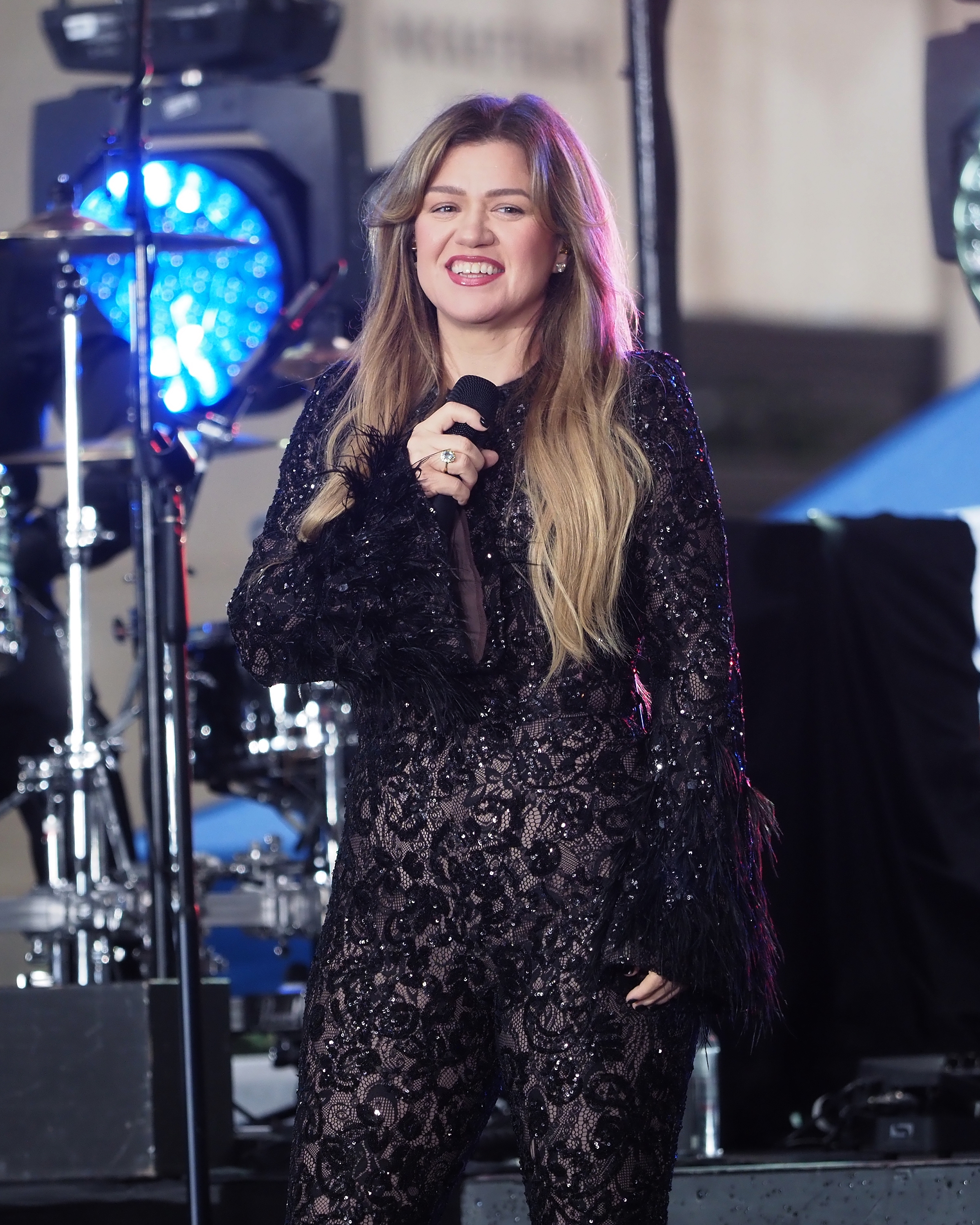 Kelly Clarkson on holding a microphone