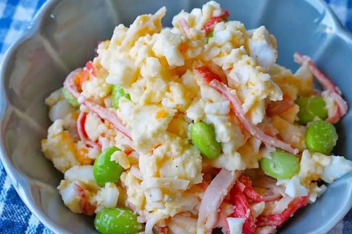 盛り付けられた枝豆とカニカマ入りポテトサラダ。質感が豊かな料理。