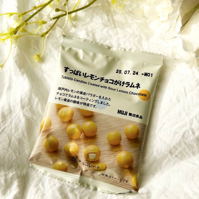 無印良品の「すっぱいレモンチョコがけラムネ」