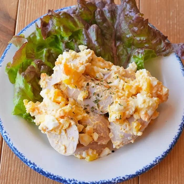 サラダの葉に盛られた卵とポテトのサラダが皿に載っている。