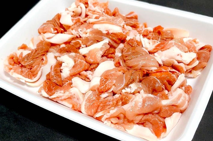 プラスチック容器に入った生肉のポーション。