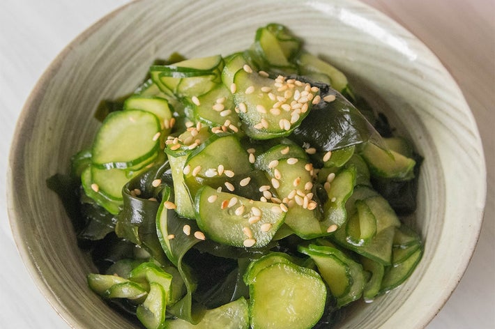 きゅうりとわかめのサラダが器に盛られている。白ごまがトッピングされたシンプルな料理。