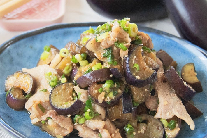 ナスと豚肉の炒め物が青い器に盛られています。