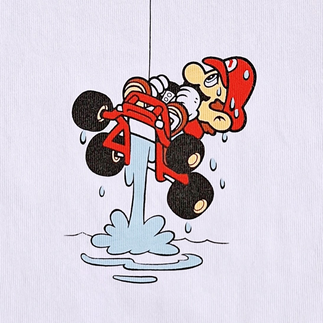 ビデオゲームキャラクターがカートに乗り、水をかけられているコミカルなイラスト。