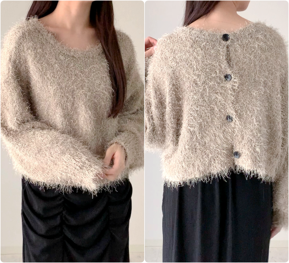 女性がボタン付きふわふわセーターを前後から見せている。スカートを着用。