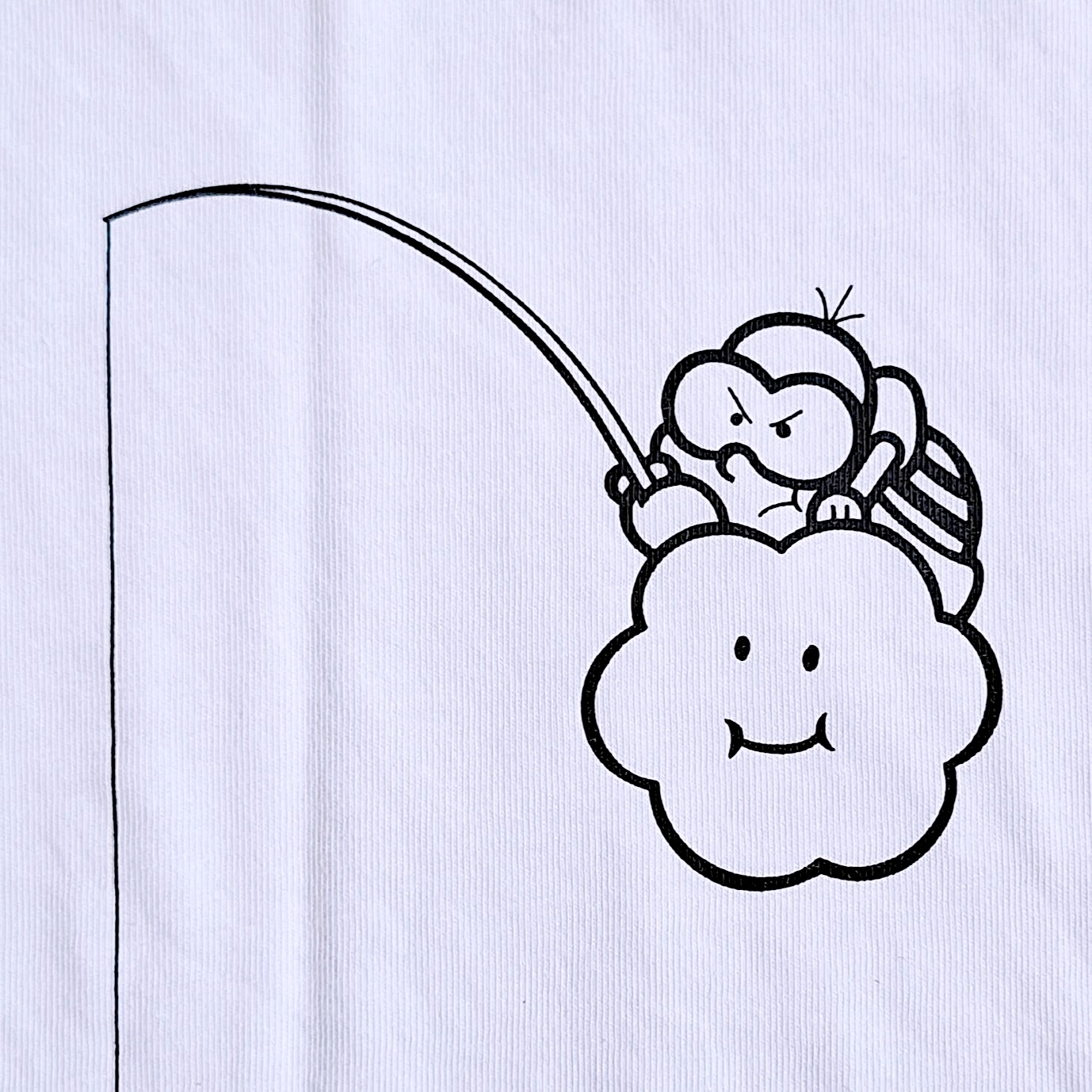 雲に乗ったキャラクターが釣りをしているイラスト。雲が笑顔で楽しそうに見えるデザイン。