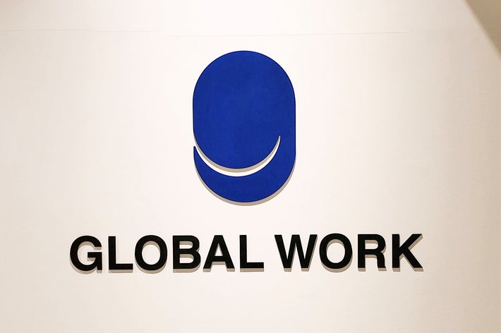 壁に掲示された「GLOBAL WORK」のロゴ。