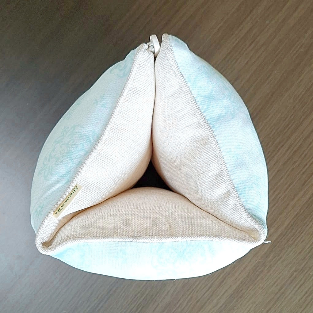 アフタヌーンティー「クールトライアングルクッション」