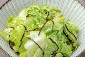 皿に盛られたレタスと昆布のサラダ。ゴマがふりかけられています。