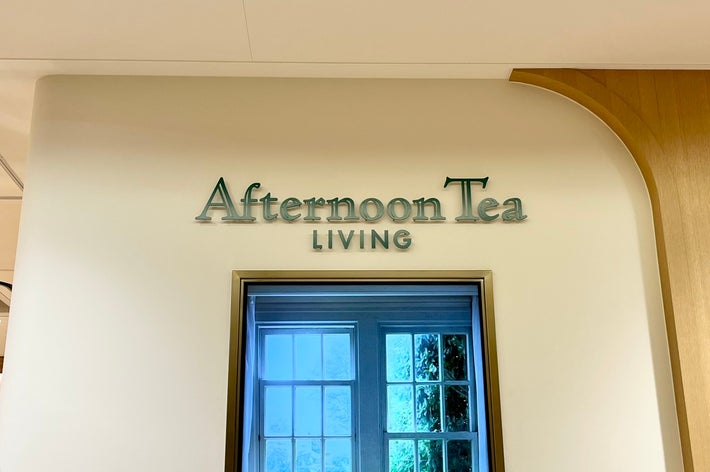 「Afternoon Tea LIVING」店舗内のディスプレイ。窓際にあるテーブルに食事が並んでいる。