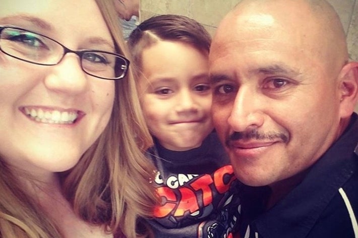 笑顔の男女と子供が寄り添うように自撮りしている写真。リラックスした雰囲気です。