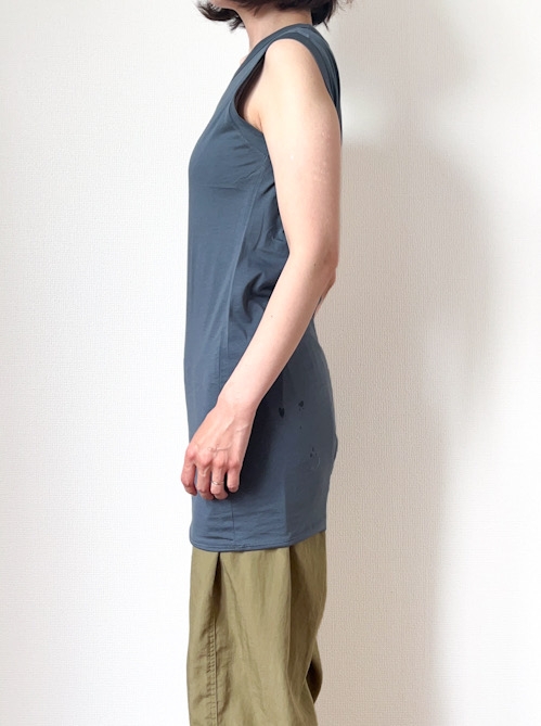 ユニクロの「スーピマコットンシアーロングT(ノースリーブ)」