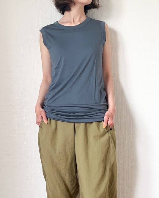 ユニクロの「スーピマコットンシアーロングT(ノースリーブ)」