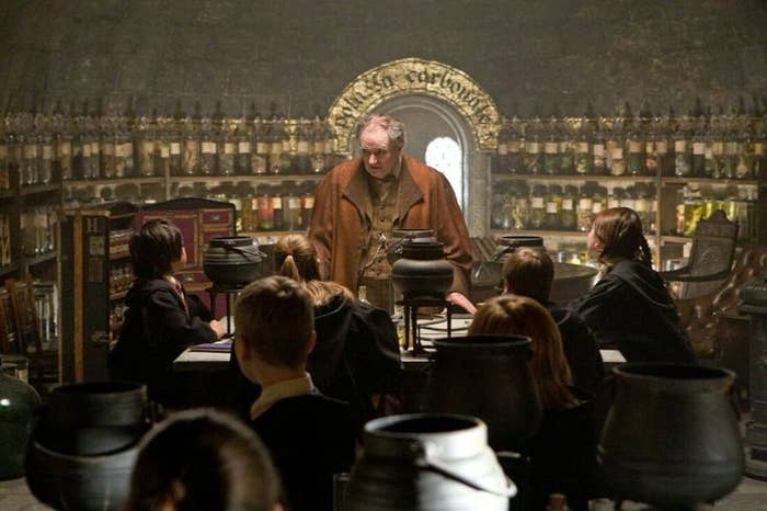 estudiantes de hogwarts en clase