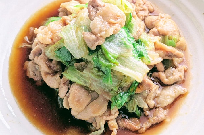 皿に盛られた豚肉とレタスの炒め物。醤油ベースのソースがかかっている。