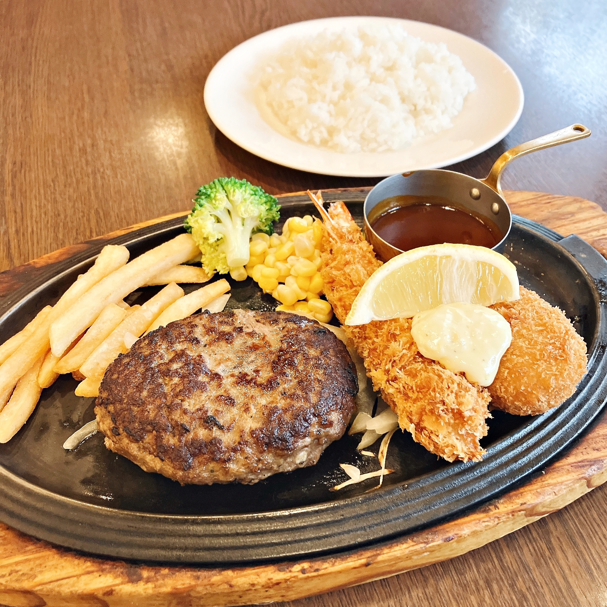 Royal Host(ロイヤルホスト)の「ハンバーグ&天然海老フライと紅ずわい蟹のクリームコロッケ」